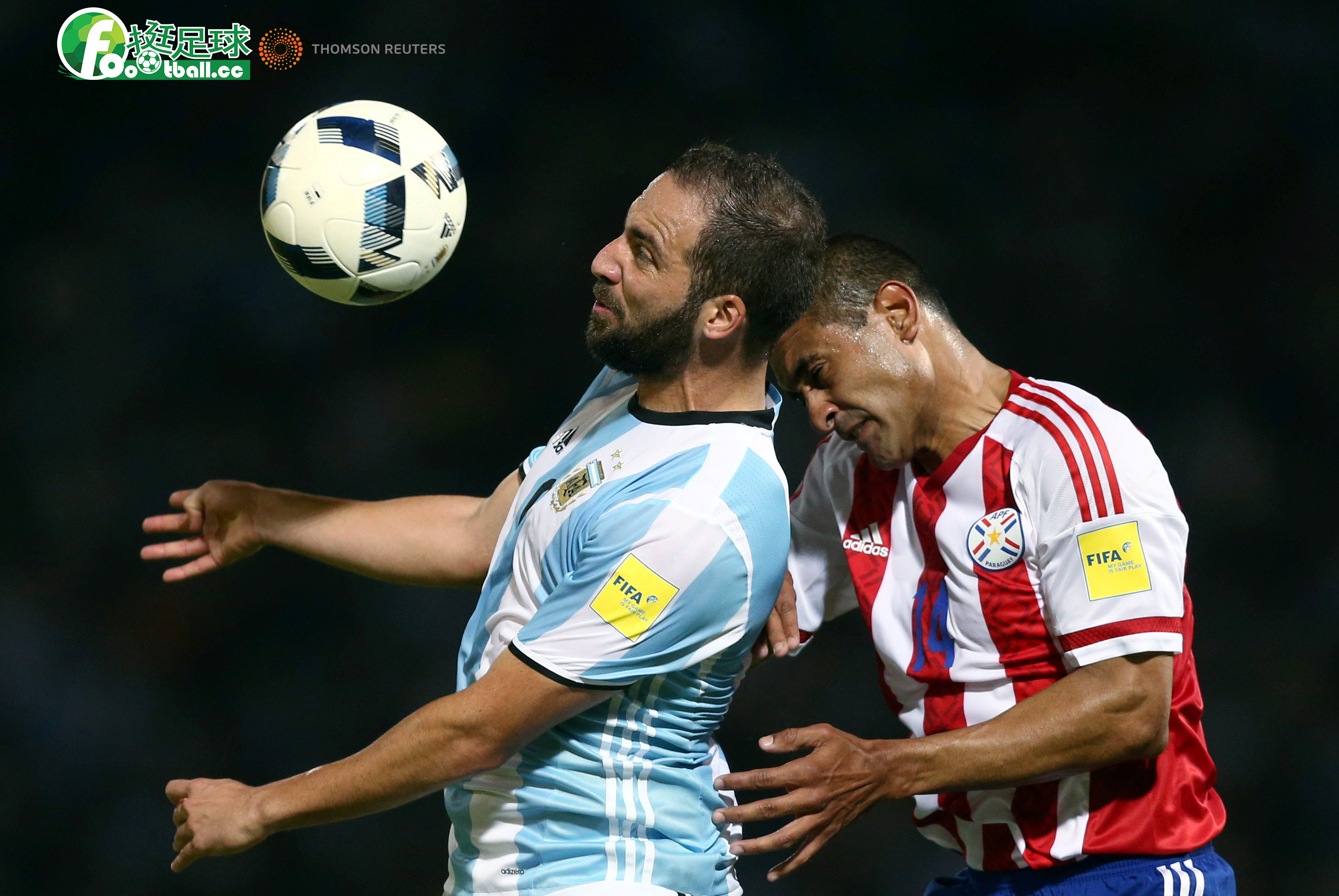 阿根廷9號Gonzalo HIGUAIN在禁區爭球讓防守球員手球犯規