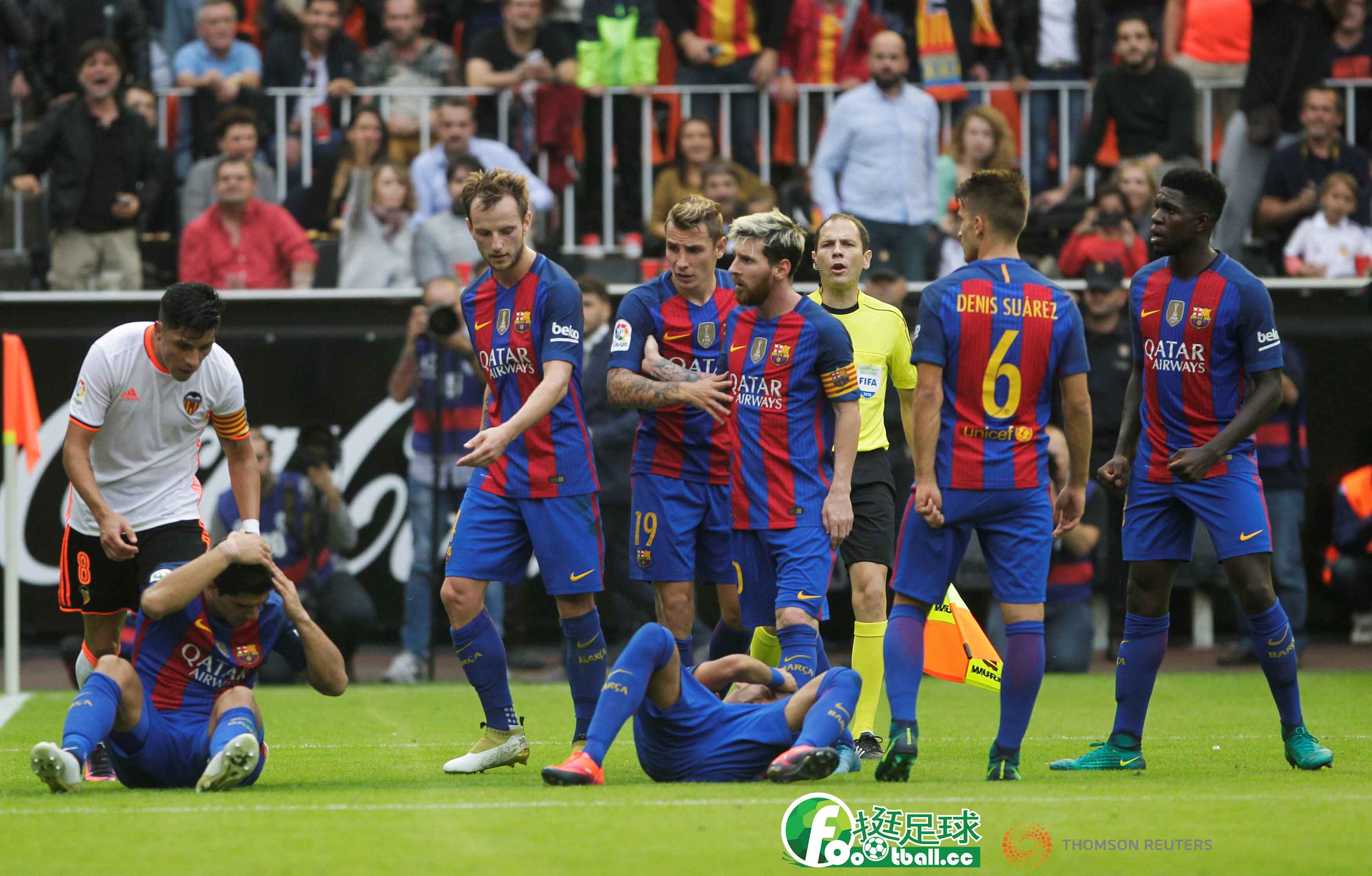 瓦倫西亞球迷不理智的對巴塞球員擲出水瓶，擊中內馬爾與蘇亞雷斯