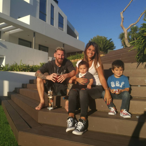 巴塞隆納球星Messi與女友Antonella一家人