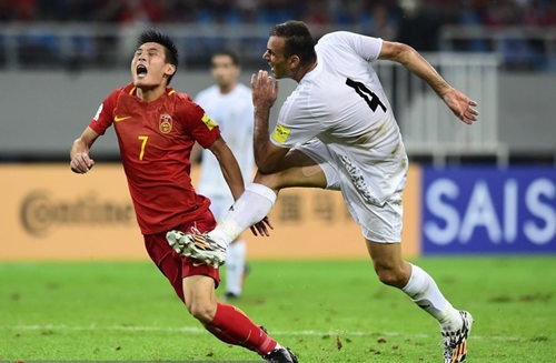 中國男子國家足球隊7號武磊被伊朗後衛踢倒瞬間