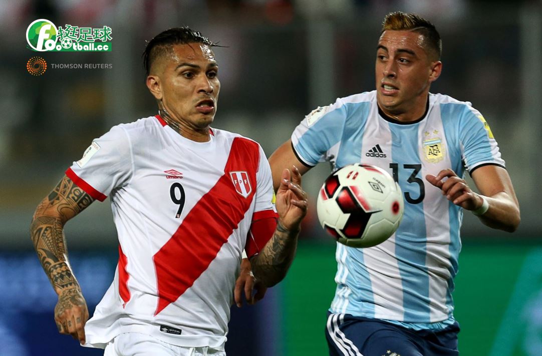 阿根廷的 Ramiro Funes Mori (右) 與秘魯的 Paolo Guerrero 搶球