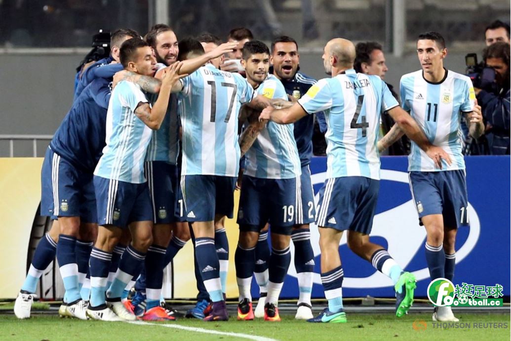 阿根廷進球後全隊擁抱慶祝