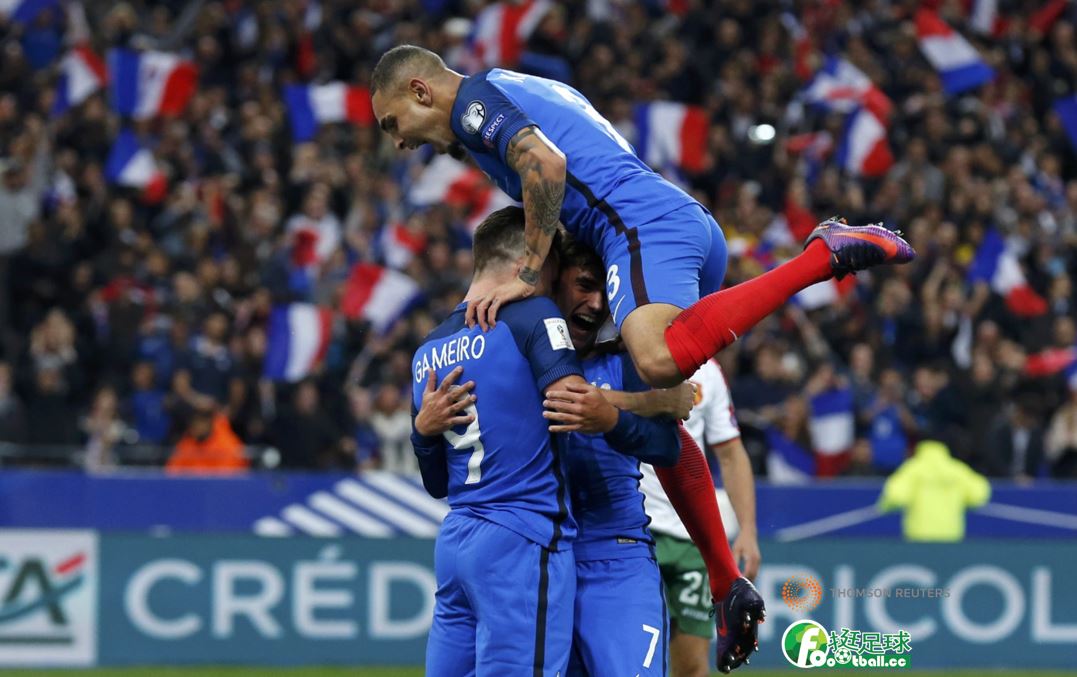 法國隊 Kevin Gameiro 在進球後，開心跳起來擁抱隊友Antoine Griezmann 及Layvin Kurzawa
